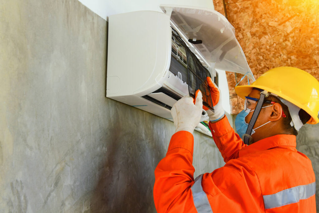 Професионален екип за поддръжка на климатични системи